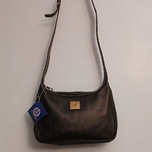 Medallion medium black leather shoulder bag with ajustable strap.